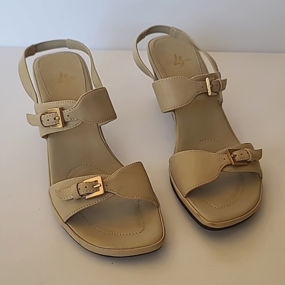 Life Stride cream color sandals, size 7 1/2